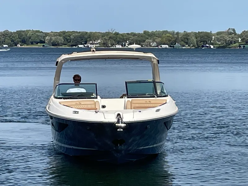 Slide: The Image of Sea Ray 350 SLX 2022 - 11