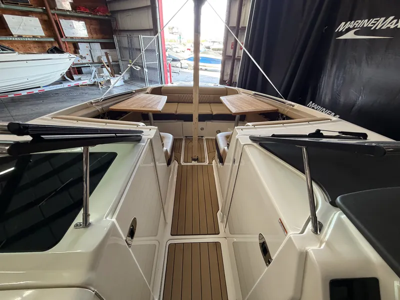 Slide: The Image of Sea Ray 350 SLX 2022 - 37
