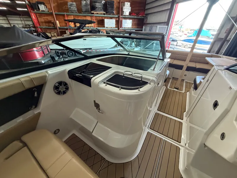 Slide: The Image of Sea Ray 350 SLX 2022 - 33