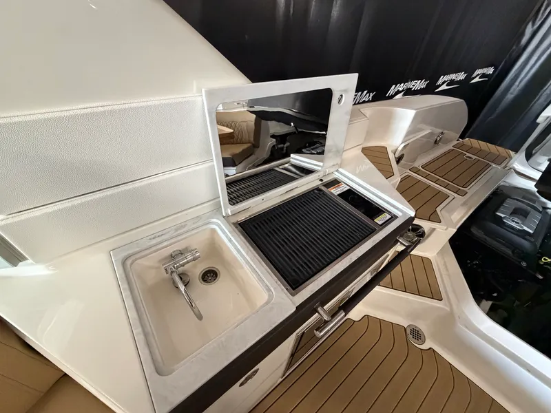 Slide: The Image of Sea Ray 350 SLX 2022 - 24