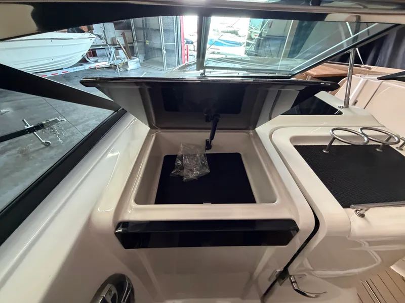 Slide: The Image of Sea Ray 350 SLX 2022 - 34