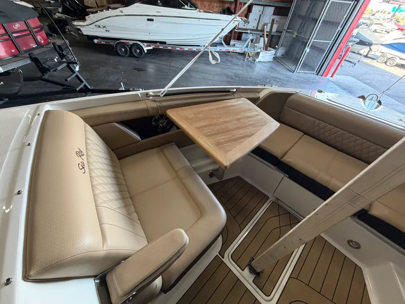 Slide: The Image of Sea Ray 350 SLX 2022 - 39