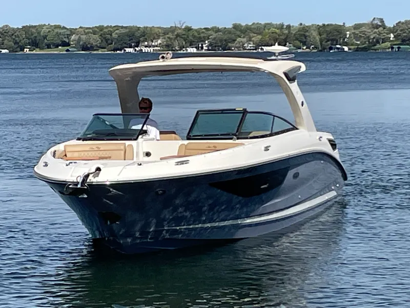 Slide: The Image of Sea Ray 350 SLX 2022 - 10