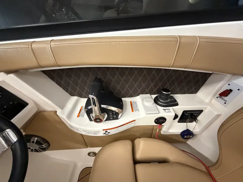 Slide: The Image of Sea Ray 350 SLX 2022 - 29