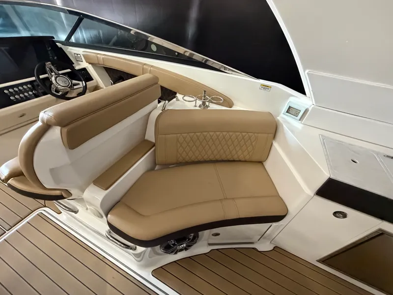 Slide: The Image of Sea Ray 350 SLX 2022 - 26