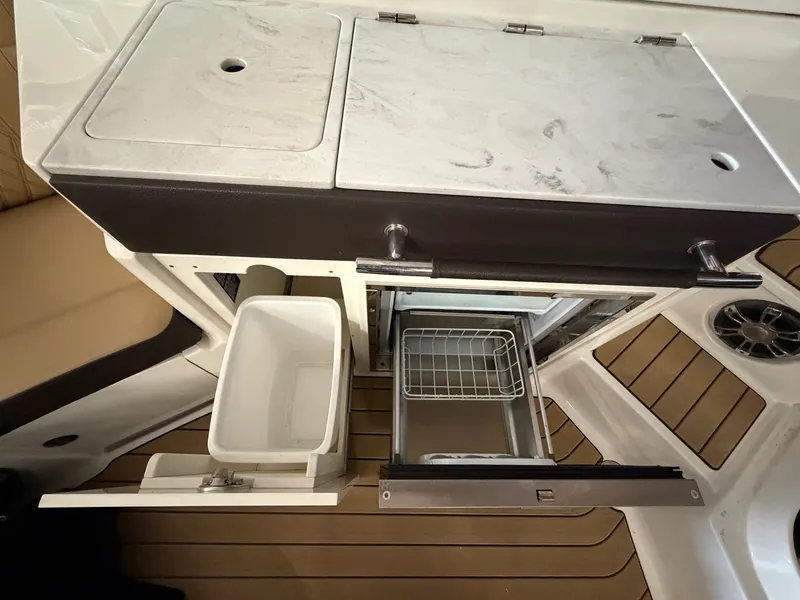 Slide: The Image of Sea Ray 350 SLX 2022 - 25