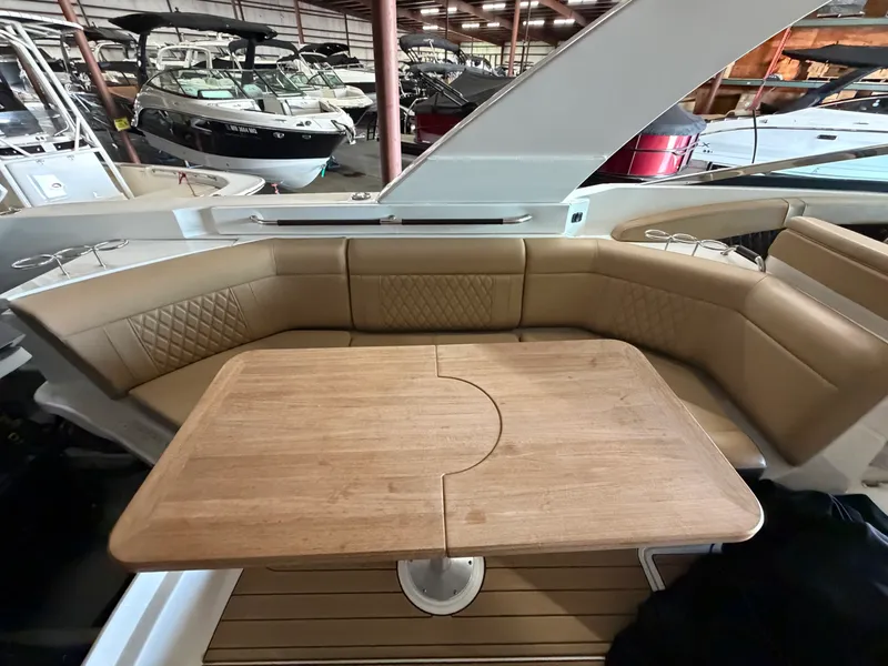 Slide: The Image of Sea Ray 350 SLX 2022 - 21