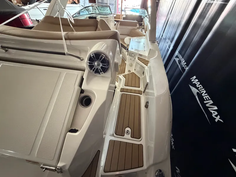 Slide: The Image of Sea Ray 350 SLX 2022 - 19