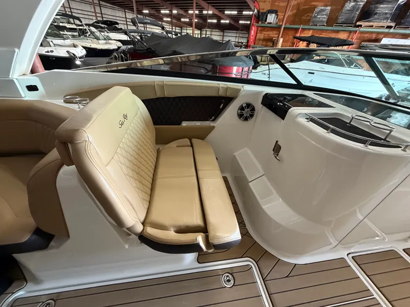 Slide: The Image of Sea Ray 350 SLX 2022 - 32