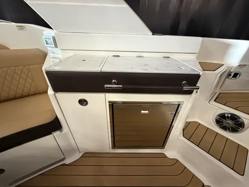 Slide: The Image of Sea Ray 350 SLX 2022 - 23
