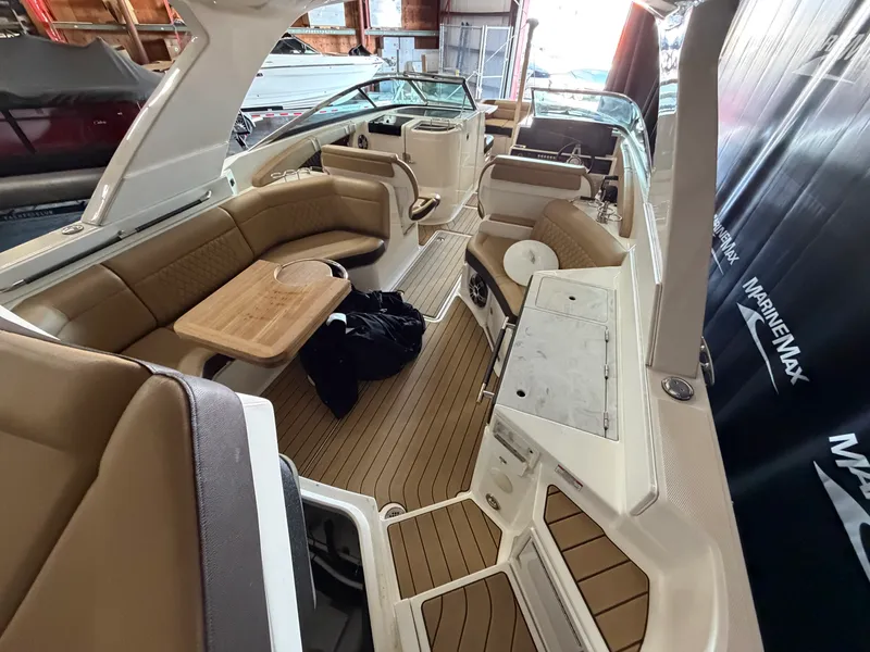 Slide: The Image of Sea Ray 350 SLX 2022 - 18