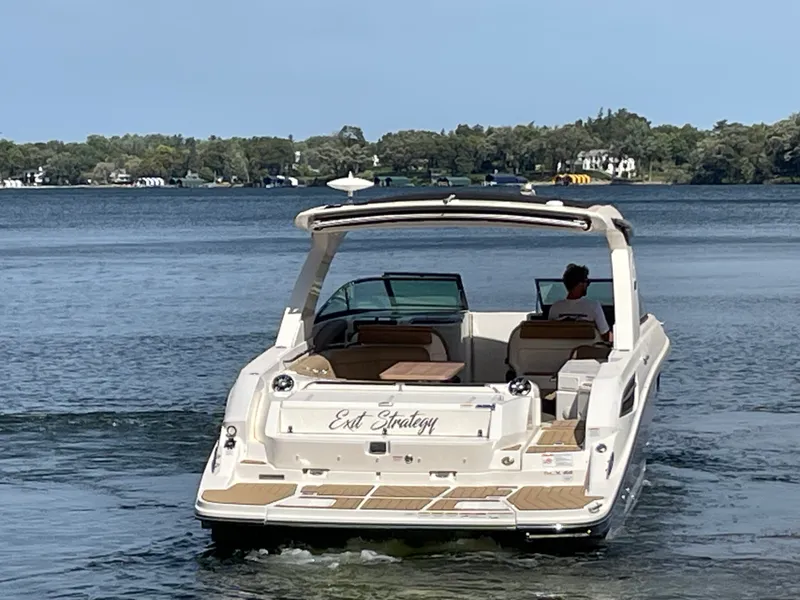 Slide: The Image of Sea Ray 350 SLX 2022 - 4