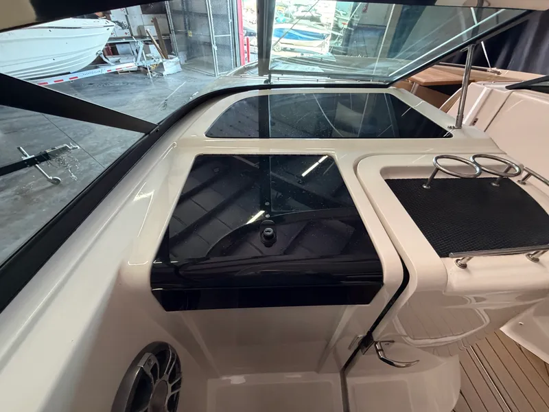 Slide: The Image of Sea Ray 350 SLX 2022 - 35