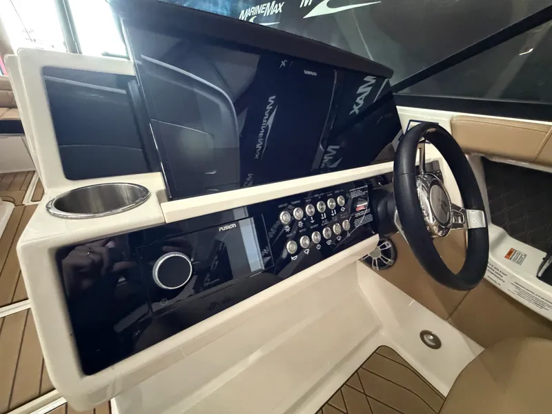 Slide: The Image of Sea Ray 350 SLX 2022 - 31