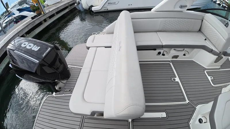 Slide: The Image of Sea Ray SDX 250 Outboard 2023 - 6