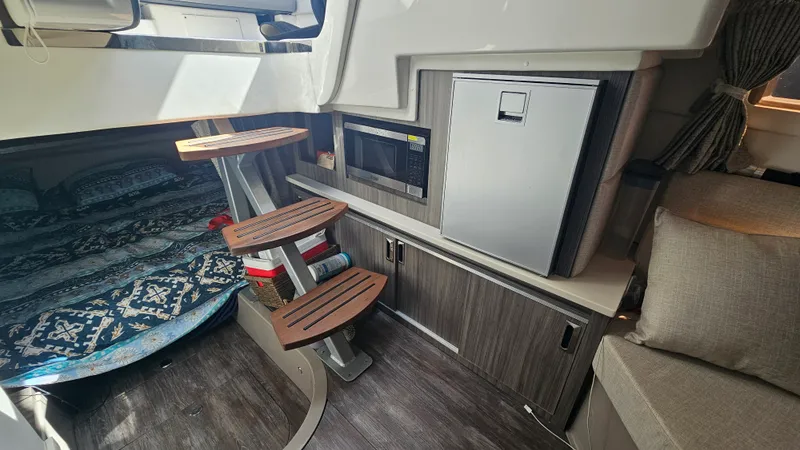 Slide: The Image of Sea Ray 320 SUNDANCER OB 2024 - 28