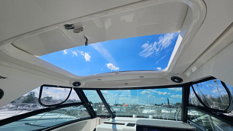Slide: The Image of Sea Ray 320 SUNDANCER OB 2024 - 12