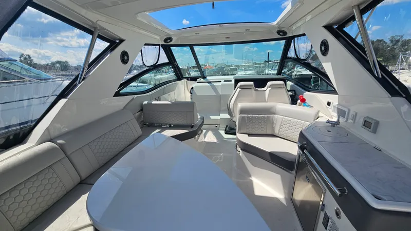 Slide: The Image of Sea Ray 320 SUNDANCER OB 2024 - 13