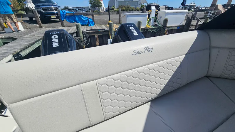 Slide: The Image of Sea Ray 320 SUNDANCER OB 2024 - 8