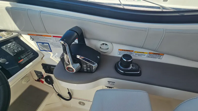 Slide: The Image of Sea Ray 320 SUNDANCER OB 2024 - 20