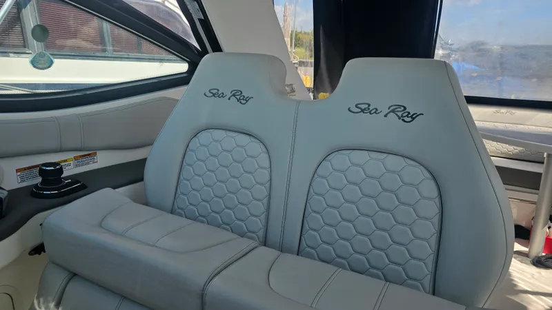 Slide: The Image of Sea Ray 320 SUNDANCER OB 2024 - 21