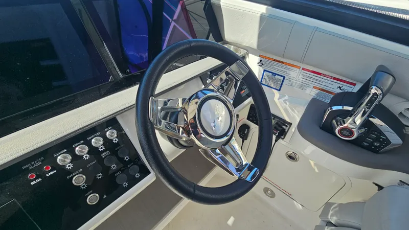 Slide: The Image of Sea Ray 320 SUNDANCER OB 2024 - 18