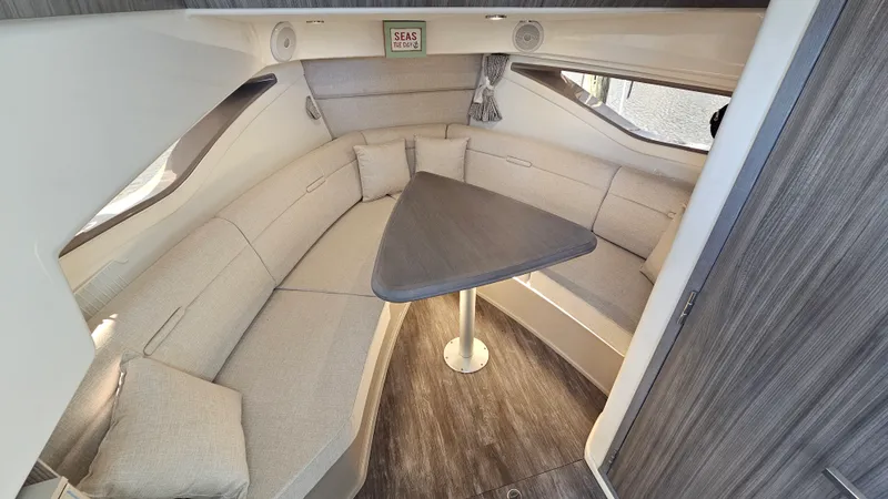 Slide: The Image of Sea Ray 320 SUNDANCER OB 2024 - 22