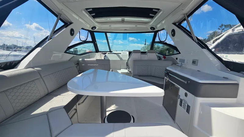 Slide: The Image of Sea Ray 320 SUNDANCER OB 2024 - 9