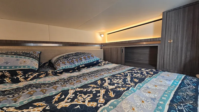 Slide: The Image of Sea Ray 320 SUNDANCER OB 2024 - 31