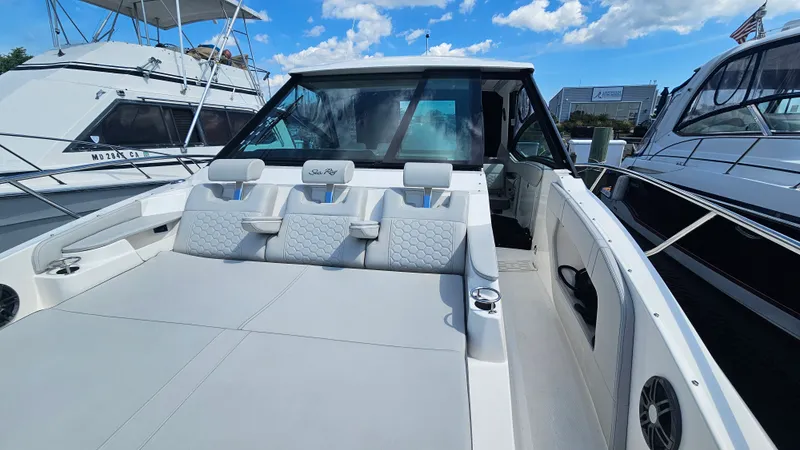 Slide: The Image of Sea Ray 320 SUNDANCER OB 2024 - 35