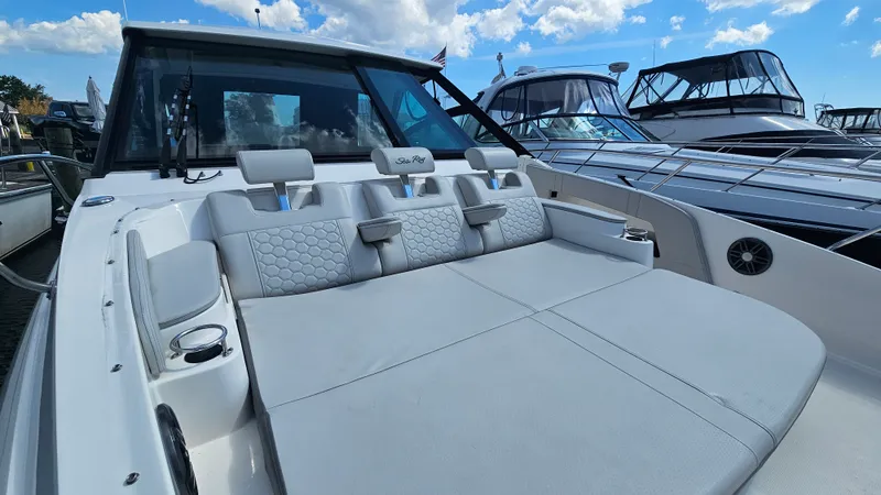 Slide: The Image of Sea Ray 320 SUNDANCER OB 2024 - 34