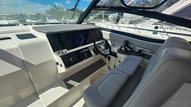 Slide: The Image of Sea Ray 320 SUNDANCER OB 2024 - 15