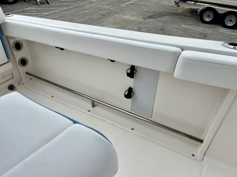 Slide: The Image of Robalo R222 2024 - 10