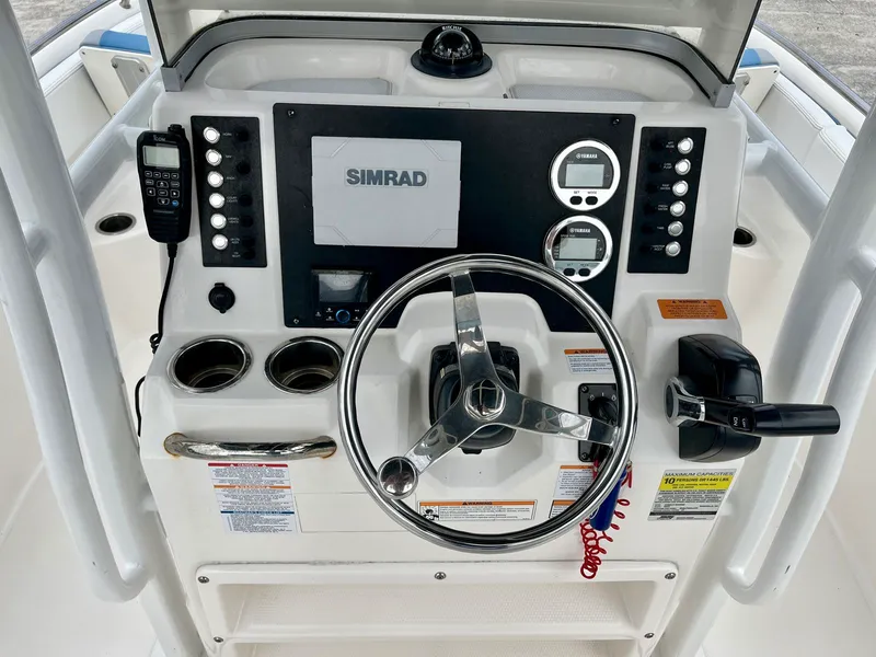 Slide: The Image of Robalo R222 2024 - 11