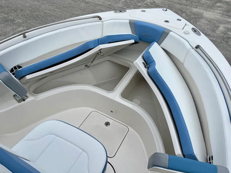 Slide: The Image of Robalo R222 2024 - 12