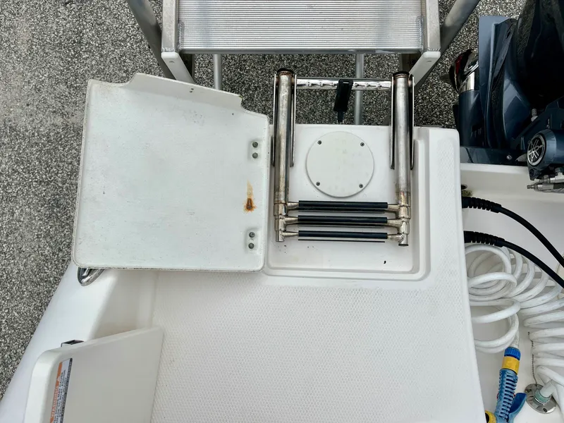 Slide: The Image of Robalo R222 2024 - 13