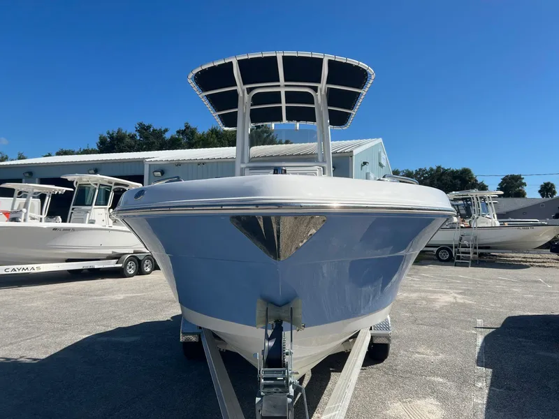 Slide: The Image of Robalo R222 2024 - 2