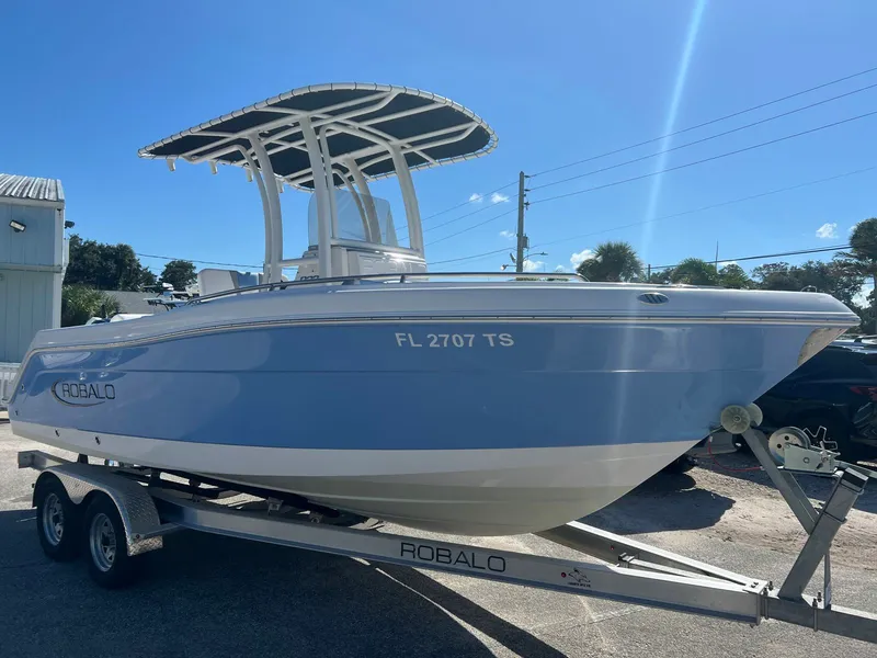 Slide: The Image of Robalo R222 2024 - 3