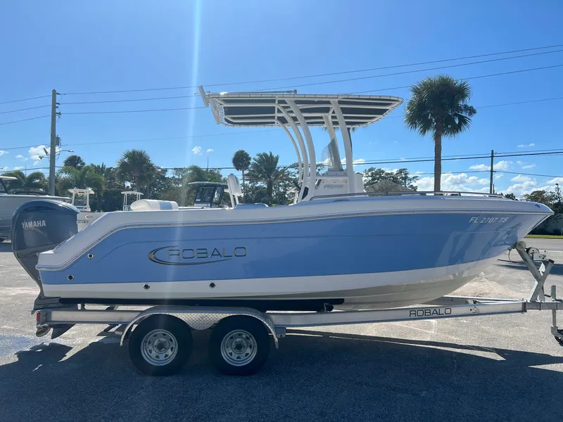 Slide: The Image of Robalo R222 2024 - 4