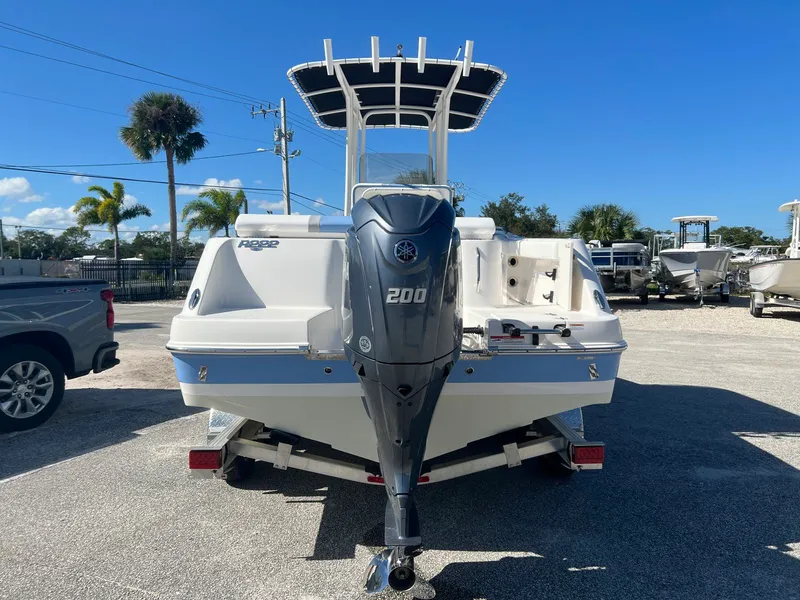 Slide: The Image of Robalo R222 2024 - 5