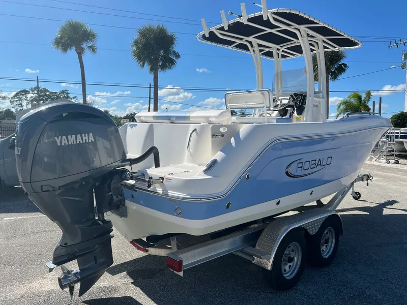 Slide: The Image of Robalo R222 2024 - 6