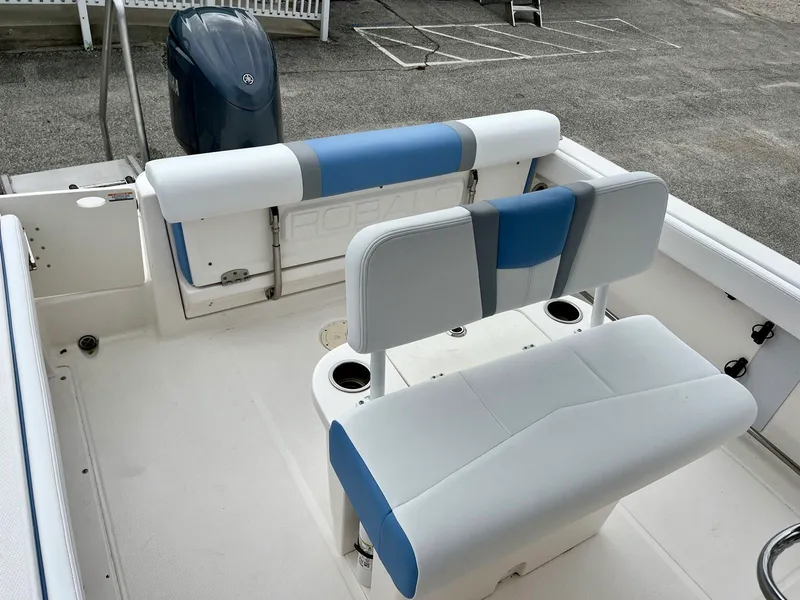 Slide: The Image of Robalo R222 2024 - 7