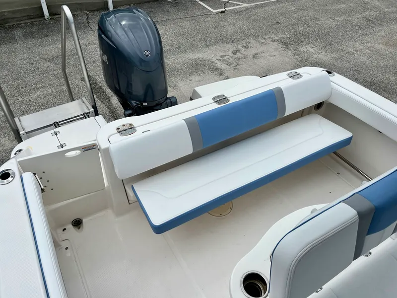 Slide: The Image of Robalo R222 2024 - 8