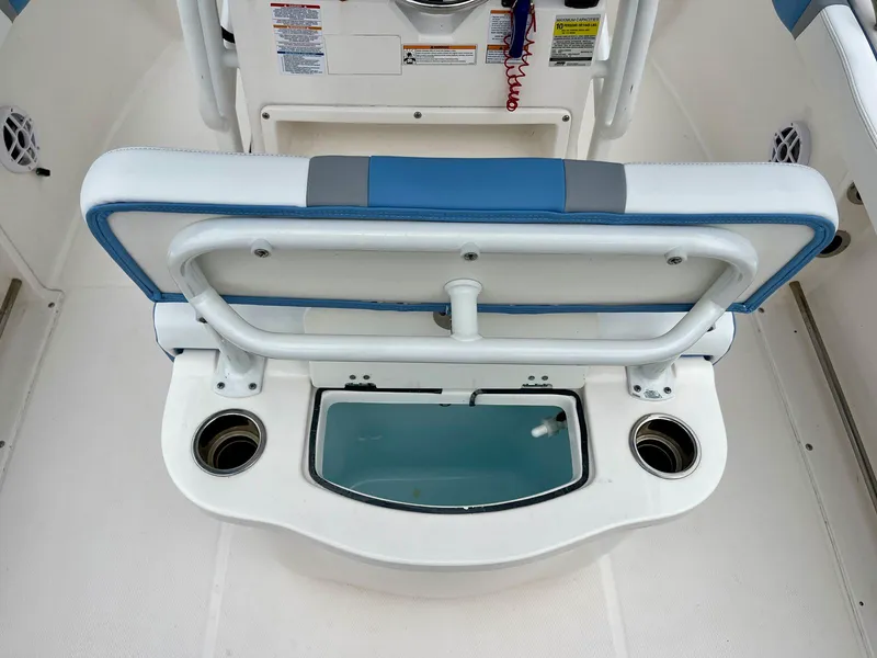 Slide: The Image of Robalo R222 2024 - 9