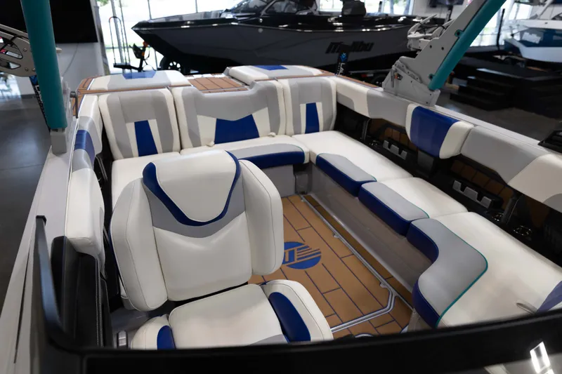 Slide: The Image of Malibu 23 MXZ 2023 - 24