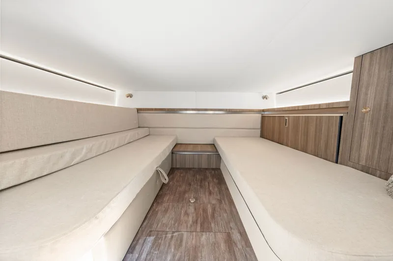 Slide: The Image of Sea Ray Sundancer 320 Outboard 2027 - 48