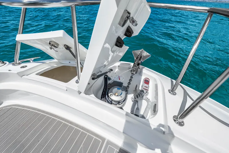 Slide: The Image of Sea Ray Sundancer 320 Outboard 2027 - 40