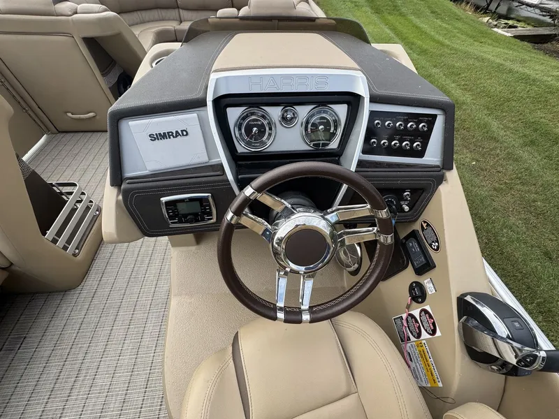 Slide: The Image of Harris Grand Mariner 250 2018 - 15