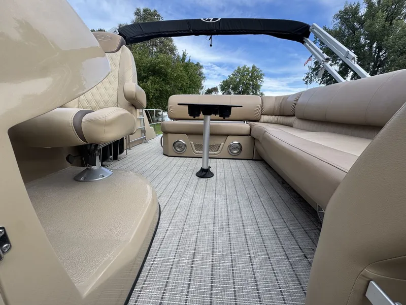 Slide: The Image of Harris Grand Mariner 250 2018 - 19