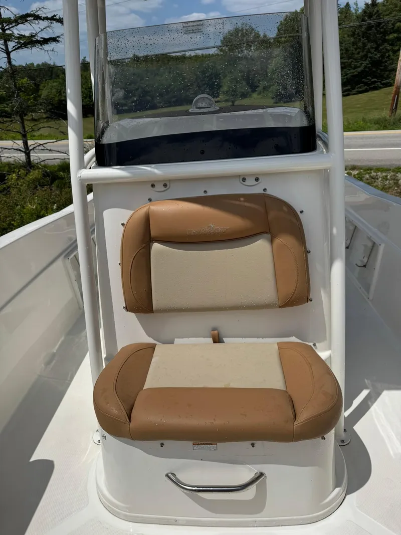 Slide: The Image of NauticStar 231 Hybrid 2024 - 10